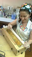 DOĞAL SABUN KURSİYERİMİZ SABUNA DESEN YAPARKEN