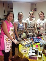 Dekoratif ve Aromaterapik sabun yapım kurslarımıza katılan dört kişilik bir grup